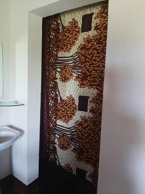 Shower, rainfall showerhead, slippers, bidet - Tangi Safaris Lodge (Pakwach)