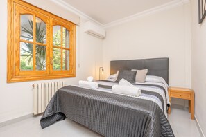4 chambres, fer et planche à repasser, accès au Wi-Fi (inclus)