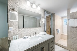 Bathtub, hair dryer, towels - Surf, Sand, and Sun @ MP 201 | Pools | Beach (Port Aransas)