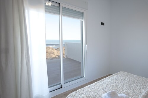 VISTAMAR 1 - Fantastic house with terrace and next to the sand of the beach La Devesa, in