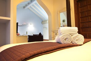 1 bedroom, travel cot, free WiFi, bed sheets