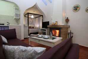 Een televisie en een open haard