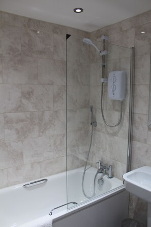 Ensemble baignoire-douche, séchoir à cheveux, serviettes fournies, savon