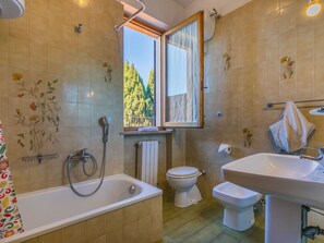 Bathroom - Cosy apartment in villa for 5 people with WIFI, pool, TV, terrace, pets allowed and panoramic view (San Vivaldo)