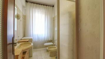 Haartrockner, HandtĂŒcher, Seife, Toilettenpapier