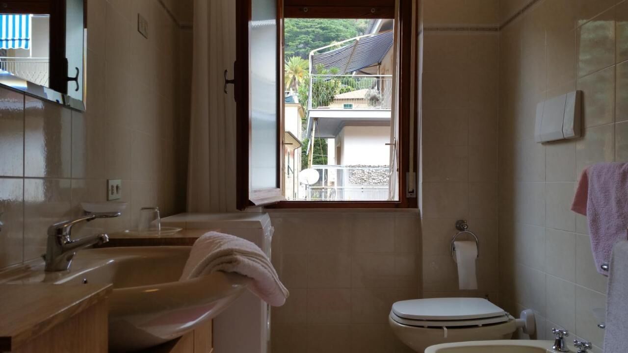 Sèche-cheveux, serviettes fournies, savon, papier toilette