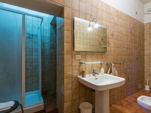Bathroom - Beautiful apartment in villa for 4 guests with WIFI, pool, TV, terrace and pets allowed (Montaione)
