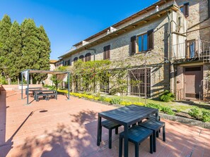 Outdoor dining - Beautiful apartment in villa for 8 guests with WIFI, pool, TV, terrace and pets allowed (Montaione)