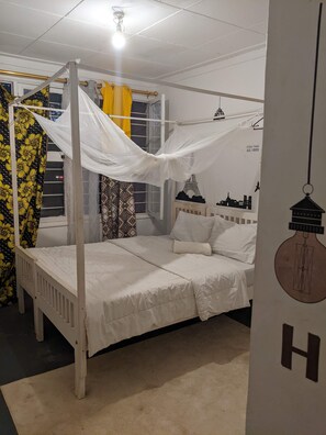 ベーシック ダブルルーム | 遮光カーテン、ベッドシーツ