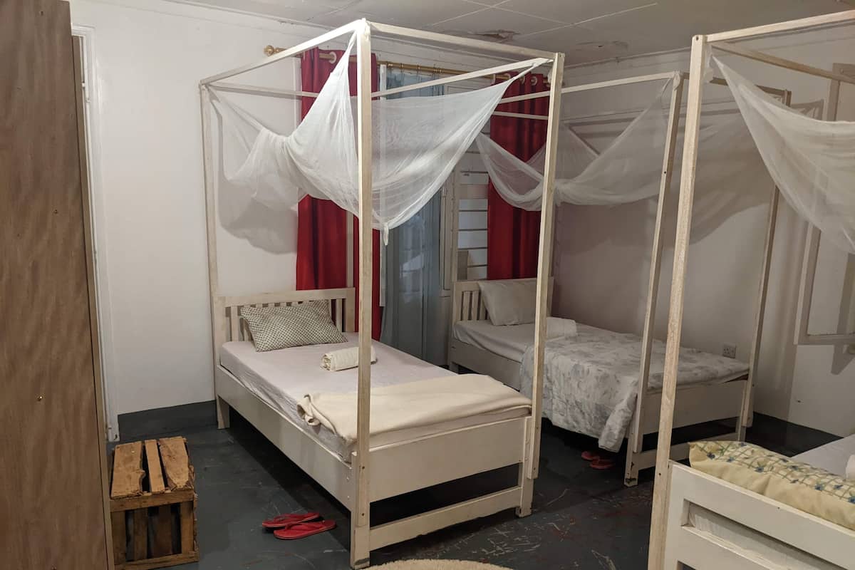 Habitación triple básica | Cortinas blackout y ropa de cama