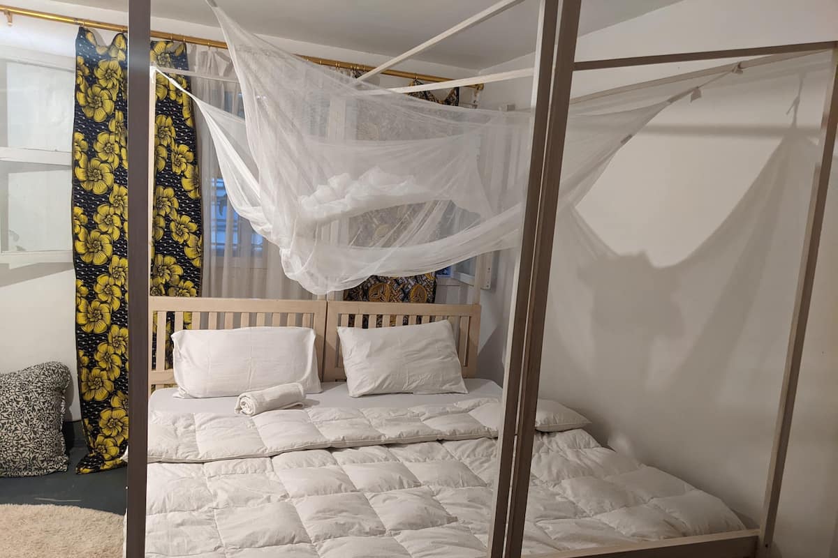 Habitación básica doble | Cortinas blackout y ropa de cama