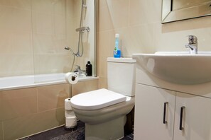 Chuveiro/banheira combinados, secador de cabelo, toalhas de banho 