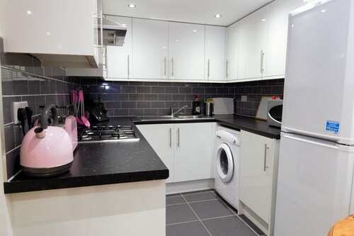 BEAUTIFUL STYLISH 2 BEDROOM APARTMENT IN THE HEART OF GREENWICH