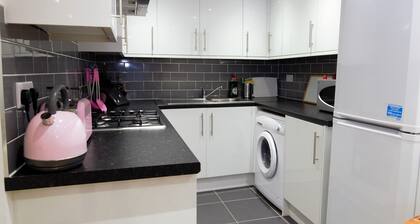 BEAUTIFUL STYLISH 2 BEDROOM APARTMENT IN THE HEART OF GREENWICH