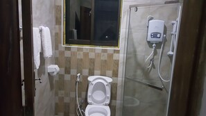 Habitación individual | Baño | Ducha, zapatillas y toallas