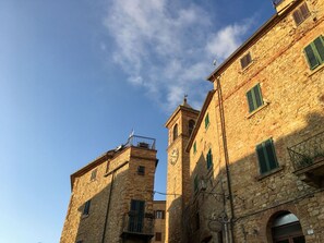 Sky, Cloud, Building, Window, Sunlight, Roof, Tints And Shades, Facade, City, House - Nice apartment for 6 people with WIFI, pool, TV, patio and pets allowed (Casale Marittimo)