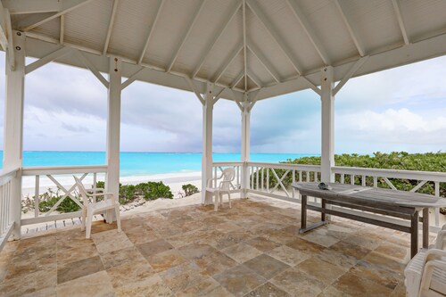 Luxury Ocean View Beach Villa with Private Pool Garden Courtyard in Great Exuma