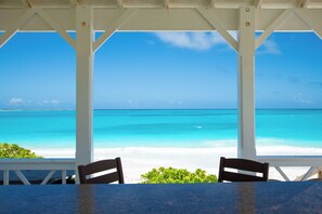 Un'area relax all'aperto coperta, con vista sulla spiaggia e sull'oceano.