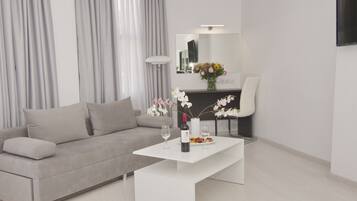 Habitación superior, balcón | Área de sala de estar | Televisión de pantalla plana de 32 pulgadas con canales vía satélite