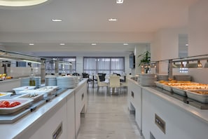 Petit déjeuner buffet (10 EUR par personne)