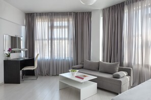 高級客房 | 房內夾萬、書桌、手提電腦工作空間、遮光窗簾/窗簾