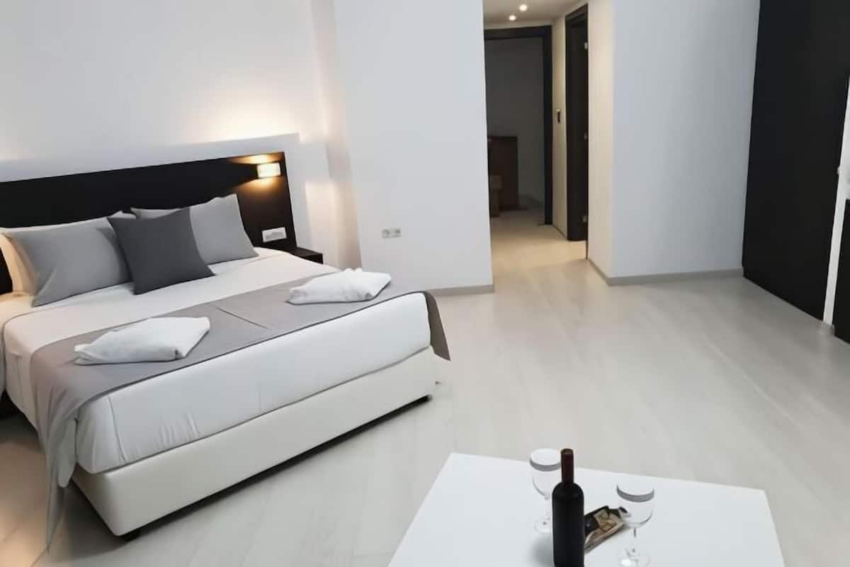 1 bedroom, in-room safe, desk, laptop workspace