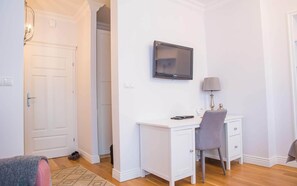 Exclusive-Studio | Wohnbereich | 32-Zoll-LED-Fernseher mit Digitalempfang, Fernseher, Fußbodenheizung