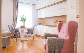 Exclusive-Studio | Wohnbereich | 32-Zoll-LED-Fernseher mit Digitalempfang, Fernseher, Fußbodenheizung