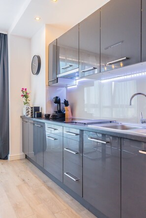 Departamento panorámico | Cocina privada | Refrigerador con congelador, horno, parrilla de estufa y lavavajillas