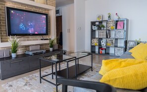 Departamento panorámico | Área de sala de estar | Televisión LED de 50 pulgadas con canales digitales y televisión