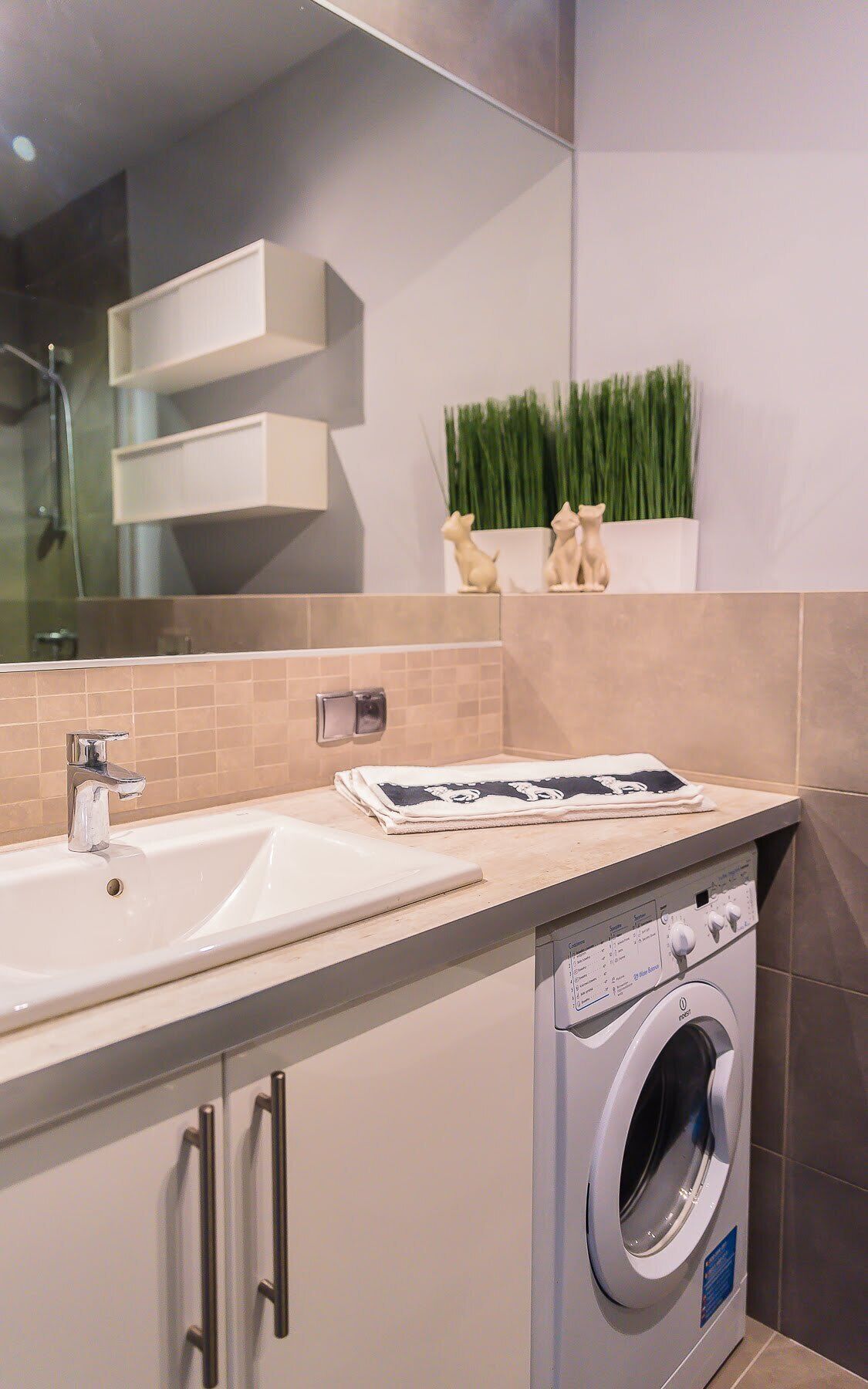 Panoramic Apartment | Bathroom | Shower, rainfall showerhead, hair dryer, towels