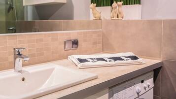 Panoramic Apartment | Bathroom | Shower, rainfall showerhead, hair dryer, towels