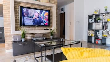 Departamento panorámico | Área de sala de estar | Televisión LED de 50 pulgadas con canales digitales y televisión