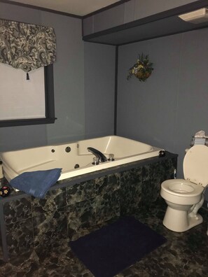 Shower, jetted tub, towels, toilet paper