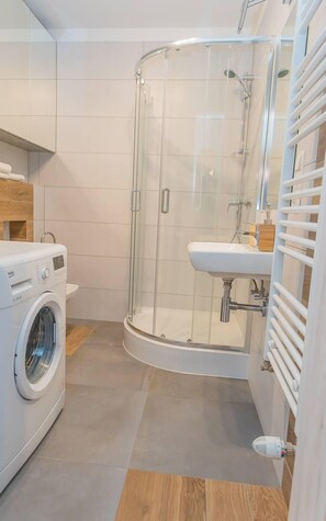 Deluxe Apartment | Bathroom | Shower, rainfall showerhead, towels, soap