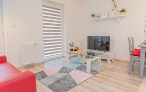 Deluxe Apartment | Living room | 42-inch LED TV with cable channels, TV