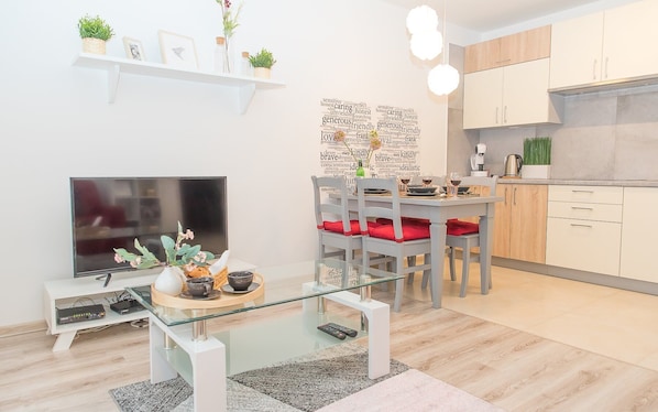 Deluxe Apartment | Living room | 42-inch LED TV with cable channels, TV