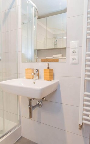 Apartamento Deluxe | Baño | Ducha, cabezal de ducha tipo lluvia, toallas y jabón