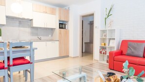 Un apartamento moderno con cocina, comedor y sala de estar.