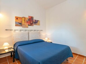 4 室のベッドルーム、旅行用ベビーベッド