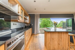 Fridge, microwave, oven, stovetop - Poundgate Park Holiday House 8 Bedroom in 2 adjoining properties ,1h from London (Crowborough)