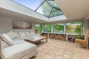 TV connectée, cheminée, jeux vidéo, lecteur de DVD