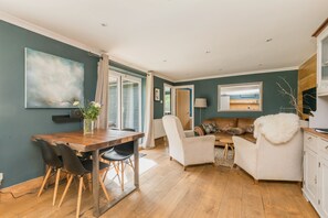 TV connectée, cheminée, jeux vidéo, lecteur de DVD