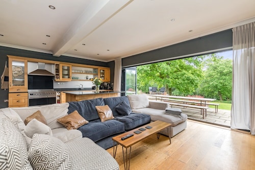 Poundgate Park Holiday House 8 Bedroom in 2 adjoining properties ,1h from London