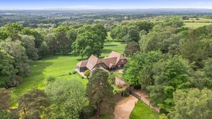 A large house surrounded by lush greenery and a well-maintained lawn. - Poundgate Park Holiday House 8 Bedroom in 2 adjoining properties ,1h from London (Crowborough)