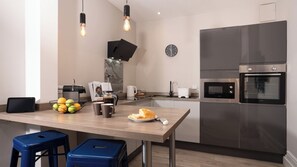 Frigorifero, microonde, forno, piano cottura