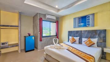 Une chambre d’hôtel équipée d’un lit, d’un bureau et d’un appareil de climatisation.