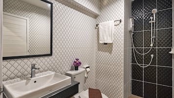 Kamar Double, balkon | Kamar mandi | Shower, perlengkapan mandi gratis, pengering rambut, dan sandal