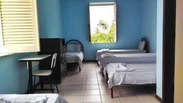 Quarto família | Cortinas blackout, ferros/tábuas de passar roupa, Wi-Fi de cortesia