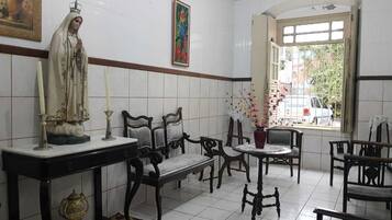 Área de estar no saguão